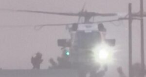 Video ghi lại cảnh giải cứu bằng đường không ngoạn mục sau lũ 4 Video ghi lại cảnh giải cứu bằng đường không ngoạn mục sau lũ