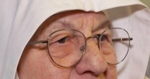 Các nữ tu Áo lớn tuổi chống lệnh cấm dùng mạng xã hội