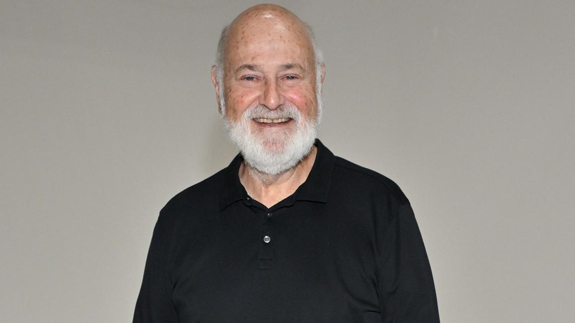 Tác phẩm của Rob Reiner: 'All in the Family,' 'Wolf of Wall Street' trên Tubi 1 rob reiner black shirt