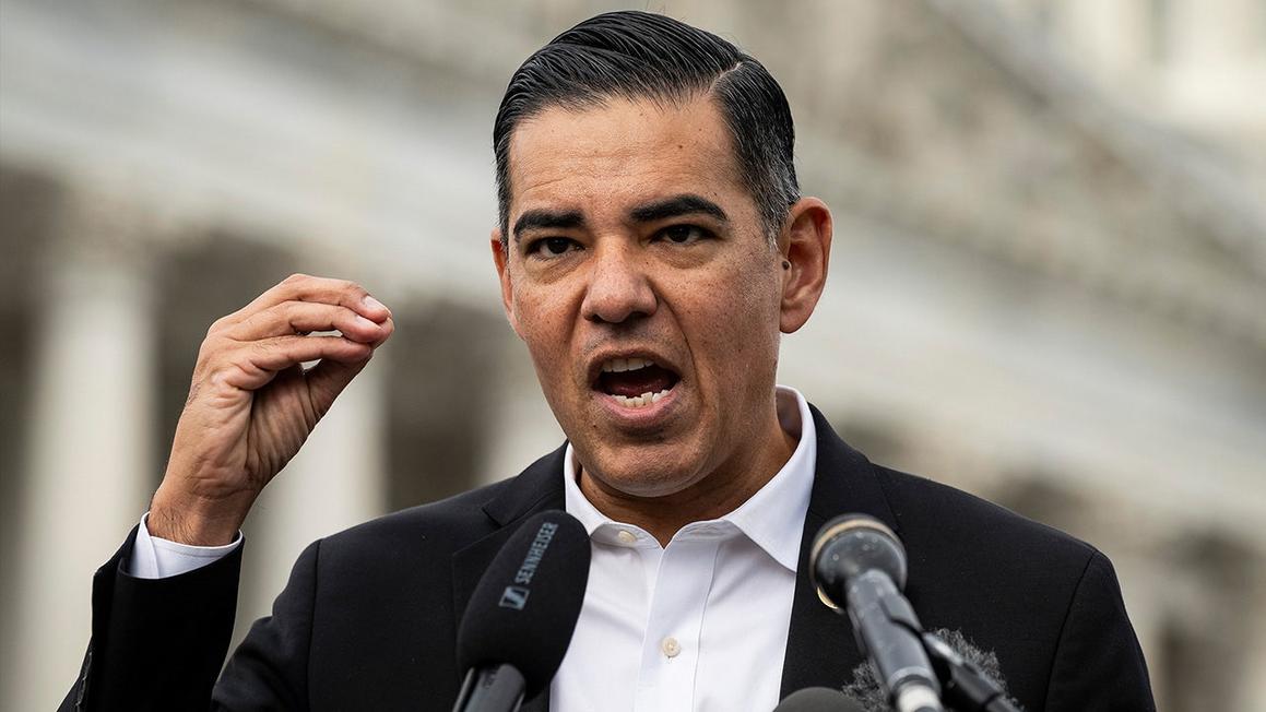 Dân Biểu Dân Chủ Công Kích Việc Chọn Lọc Hình Ảnh Epstein 1 robert garcia at podium