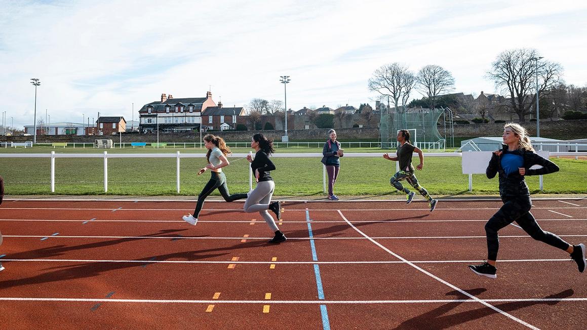 Nữ sinh trung học Washington đấu tranh vì quyền lợi của phái nữ 1 running track stock