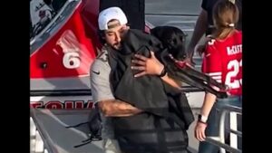 Cảnh Sát Cứu Hộ Kỳ Diệu Chú Chó Bị Dòng Nước Xoáy Cuốn Ra Biển