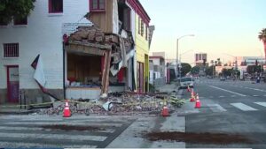 Xe BMW đâm sầm vào tiệm ở Santa Monica, tài xế bị thương nặng 32 Xe BMW đâm sầm vào tiệm ở Santa Monica, tài xế bị thương nặng