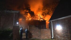 Chung cư Meyerland bốc cháy: Vòi nước hỏng gây khó khăn, mái nhà sập một phần