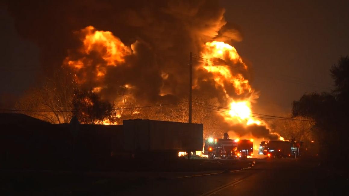 Cháy lớn tại nhà kho ở Đông Bắc Houston 1 screenshot 2025 12 24 104956