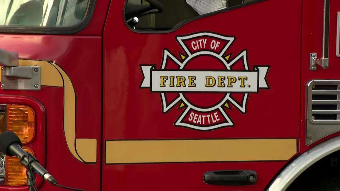 Nhân viên cứu hộ giải cứu một người bị nạn tại Vườn Golden Gardens của Seattle 1 seattle fire department logo on truck