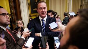 Thượng Nghị Sĩ Schmitt bị Trung Quốc kiện 50 tỷ USD