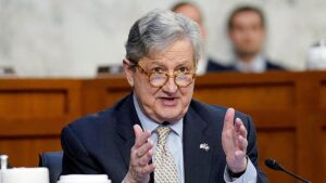 Thượng nghị sĩ John Kennedy lên án đồng nghiệp Dân chủ quá khích, cho rằng chỉ trích tấn công cartel đã vượt quá giới hạn.