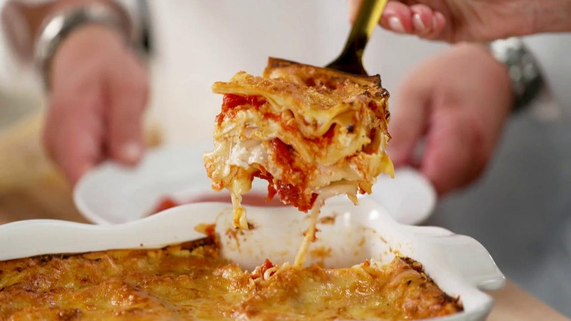 Đầu Bếp Chia Sẻ Bí Quyết Làm Món Lasagna Tại Nhà 1 shereen pavlides lasagna being plated