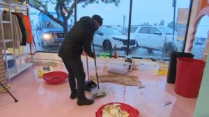 Cửa hàng ở Altadena bị ngập lụt sau hỏa hoạn do bão