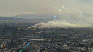 Hỏa hoạn tại Boyle Heights tạo cột khói lớn trên khắp LA 32 Hỏa hoạn tại Boyle Heights tạo cột khói lớn trên khắp LA