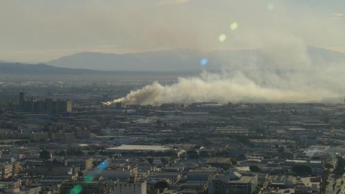 Hỏa hoạn tại Boyle Heights tạo cột khói lớn trên khắp LA 1 snapshot 2025 12 04t085139.128