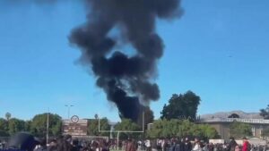 Trường Trung học Kennedy ở Granada Hills được sơ tán sau khi hỏa hoạn bùng phát tại khuôn viên trường 33 Trường Trung học Kennedy ở Granada Hills được sơ tán sau khi hỏa hoạn bùng phát tại khuôn viên trường