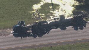 Tai nạn xe bồn, tràn hóa chất trên Xa lộ 35 tại Quận Brazoria