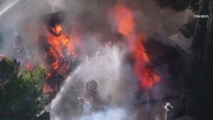 Hỏa hoạn lớn thiêu rụi nhà ở Santa Clarita, nghi vấn do phóng hỏa 32 Hỏa hoạn lớn thiêu rụi nhà ở Santa Clarita, nghi vấn do phóng hỏa