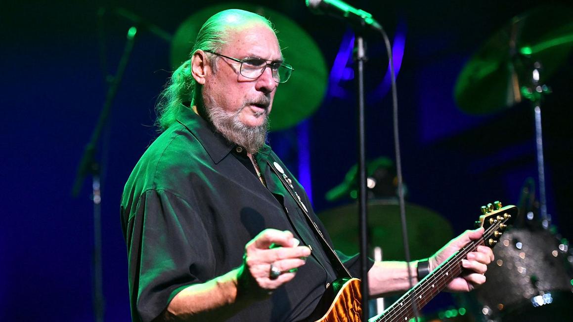 Steve Cropper, huyền thoại guitar của The Blues Brothers, qua đời ở tuổi 84 1 steve cropper onstage