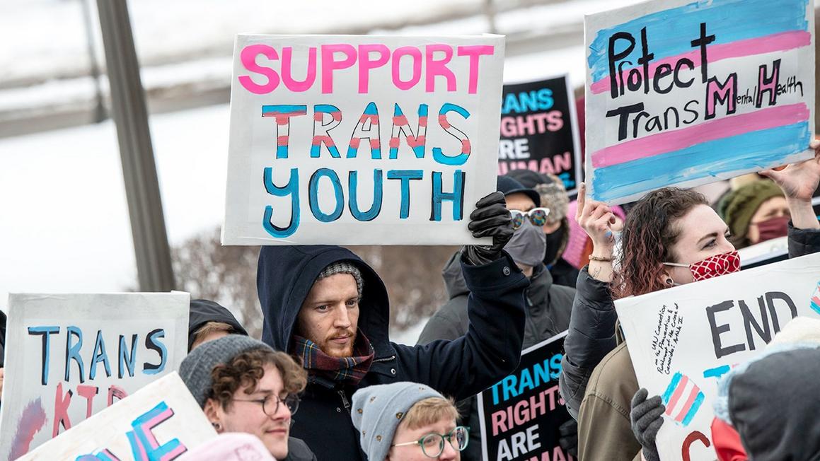Bác Sĩ Oz Cảnh Báo Về Việc 'Đối Xử Với Trẻ Em Như Chuột Bạch' 1 support trans youth protest