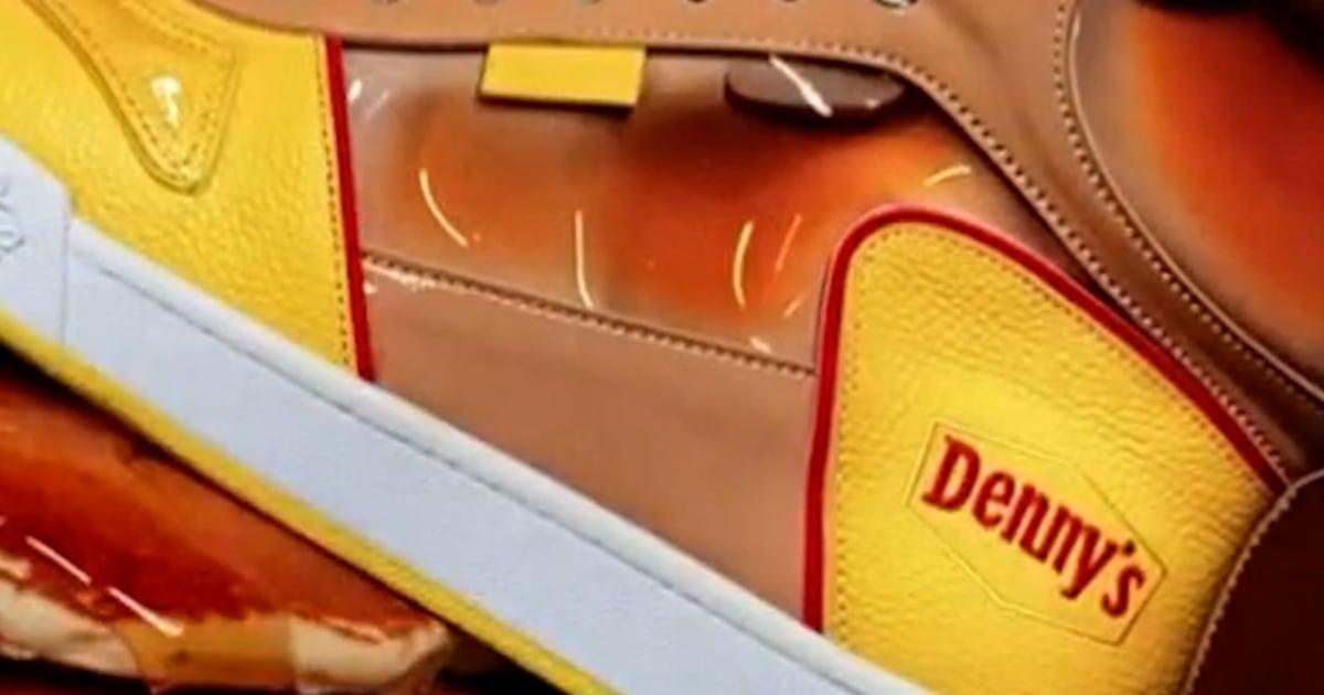 Denny's cháy hàng món 'Sticky Kicks' phủ si-rô 1 syrup shoes thumbnail n3a8ie