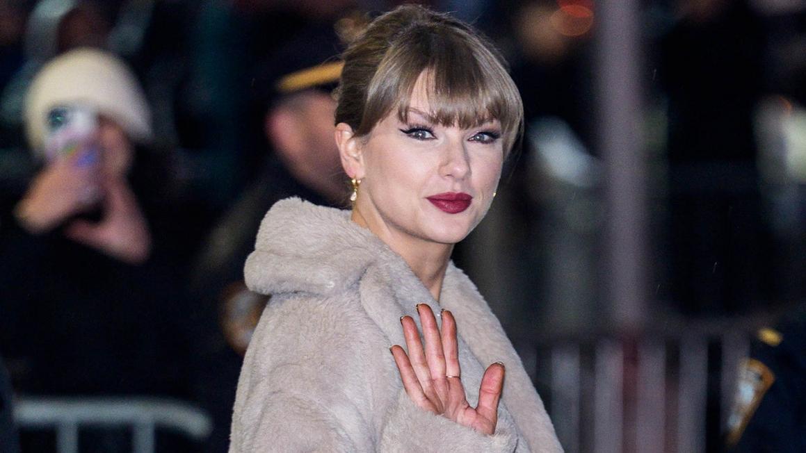 Taylor Swift đáp trả lời chỉ trích, khẳng định không 'biến mất' 1 taylor swift jacket