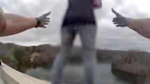 Cảnh sát Tennessee cứu sống một phụ nữ định tự tử trên cầu