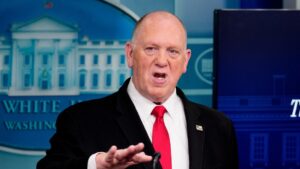 Tom Homan Vụ Tranh Cãi Với Người Biểu Tình Tại Sự Kiện TPUSA: ‘Hãy Can Đảm Lên’