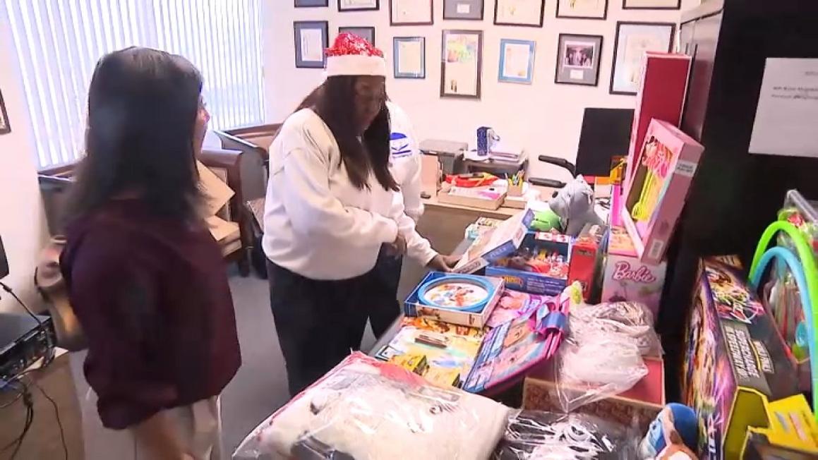 Sự kiện Giáng Sinh hàng năm ở Long Beach cần sự hỗ trợ và quyên góp 1 toys