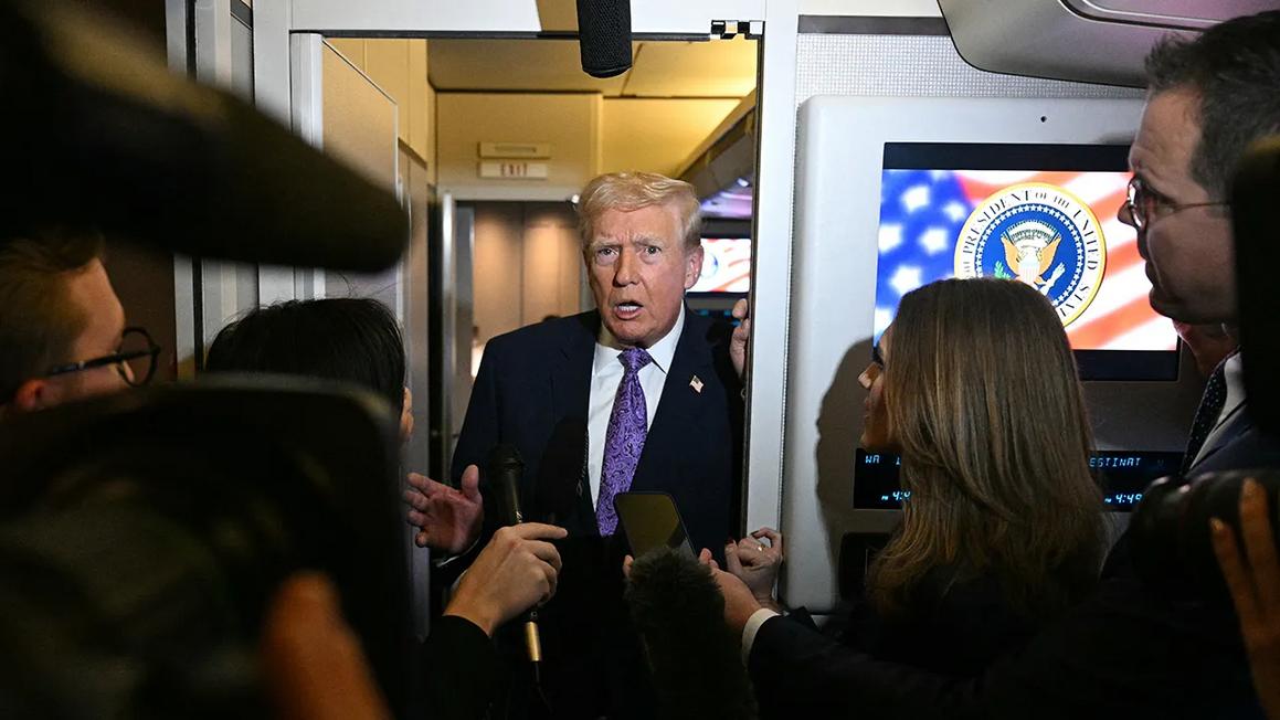 Tổng Thống Trump trả lời báo chí trên Air Force One về kết quả MRI 1 trump jabs cbs reporter