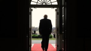 Kinh tế của Tổng Thống Donald Trump đang trên đà phát triển, nhưng cử tri vẫn hoài nghi