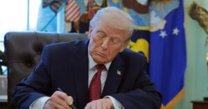 Tổng Thống Donald Trump Ký Sắc Lệnh Tái Phân Loại Cần Sa 28 Tổng Thống Donald Trump Ký Sắc Lệnh Tái Phân Loại Cần Sa