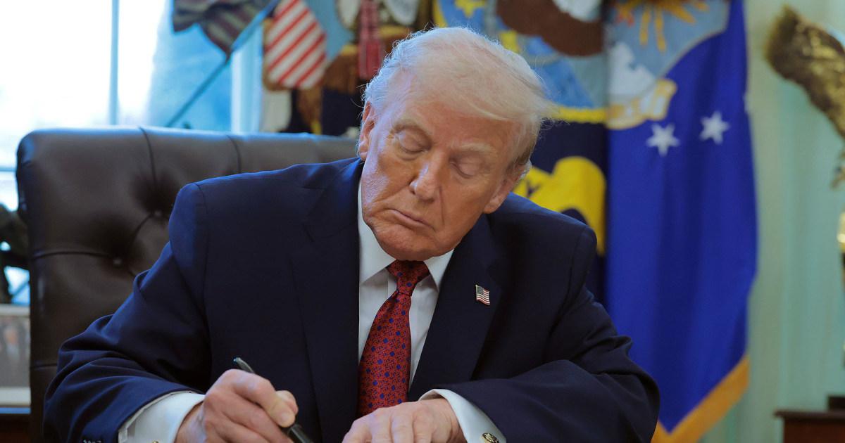 Tổng Thống Donald Trump Ký Sắc Lệnh Tái Phân Loại Cần Sa 1 trump canna sign pgkh30