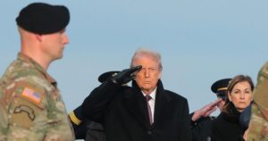 Tổng Thống Donald Trump dự lễ chuyển giao thi hài binh sĩ Mỹ 32 Tổng Thống Donald Trump dự lễ chuyển giao thi hài binh sĩ Mỹ