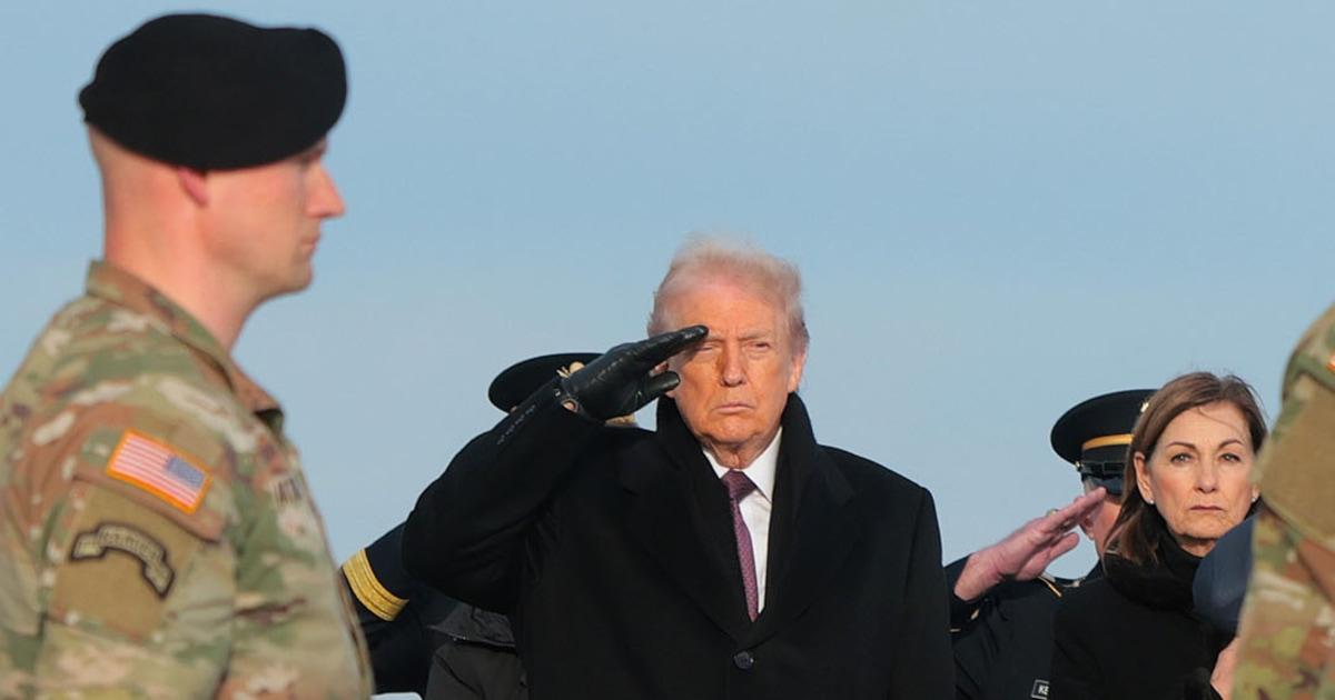 Tổng Thống Donald Trump dự lễ chuyển giao thi hài binh sĩ Mỹ 1 trump digni es50ug