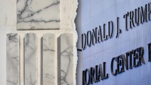 Tổng Thống Donald Trump tiết lộ về tay vịn bằng đá cẩm thạch tại Trung Tâm Kennedy