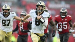 Cú đúp của Tyler Shough giúp Saints vượt qua Bucs