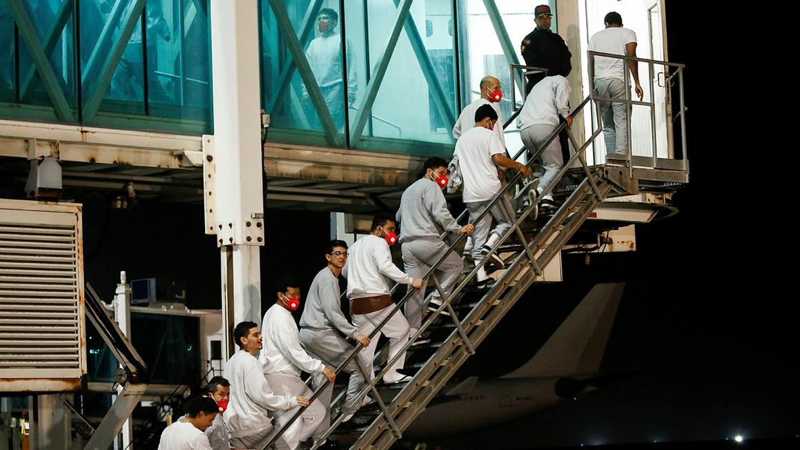 Mỹ Tăng Cường Quân Sự, Ngừng Chuyến Bay Trục Xuất Sang Venezuela 1 us venezuela immigration deportation flights trump 01