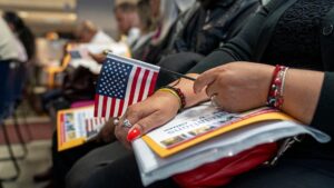 USCIS Rút Ngắn Thời Hạn Giấy Phép Lao Động Xuống 18 Tháng Vì Lý Do An Ninh