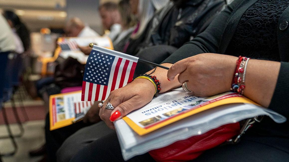 USCIS Rút Ngắn Thời Hạn Giấy Phép Lao Động Xuống 18 Tháng Vì Lý Do An Ninh 1 uscis citizenship positive contributions expanded fox news 001