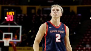 Cầu thủ bóng rổ đấm đối thủ sau cú úp rổ gây sốt 7 Cầu thủ bóng rổ đấm đối thủ sau cú úp rổ gây sốt