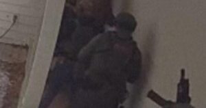 Camera ghi lại cảnh nhân viên ICE đột kích vào nhà ở Minnesota 34 Camera ghi lại cảnh nhân viên ICE đột kích vào nhà ở Minnesota