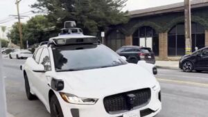 Xe taxi tự lái Waymo chính thức hoạt động trên xa lộ ở Los Angeles