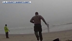 Cảnh sát Los Angeles Giải cứu Vận động viên dù lượn khỏi Chết đuối