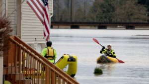 Cư dân Washington sơ tán vì lũ lụt thảm khốc, Vệ binh Quốc gia hỗ trợ 13 Cư dân Washington sơ tán vì lũ lụt thảm khốc, Vệ binh Quốc gia hỗ trợ