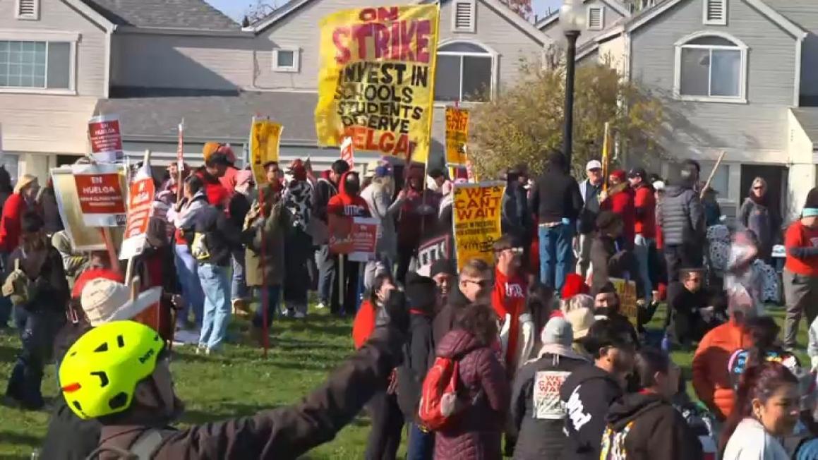 Giáo viên đình công đạt được thỏa thuận sơ bộ với học khu West Contra Costa 1 wcc teachers strike 1210 e1765378288432