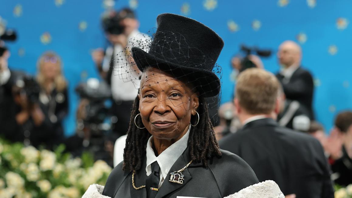 Whoopi Goldberg chỉ trích Trump về 'thưởng Tết' cho quân đội 1 whoopi goldberg in gala outfit