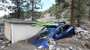 Mưa lớn tiếp tục đe dọa California, nguy cơ lũ lụt và sóng lớn