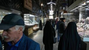 Người Iran đổ xô mua vàng để bảo toàn tài sản trước bất ổn