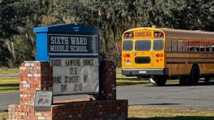 Nữ sinh 13 tuổi bị đuổi học vì đánh bạn tung ảnh ‘deepfake’ khỏa thân