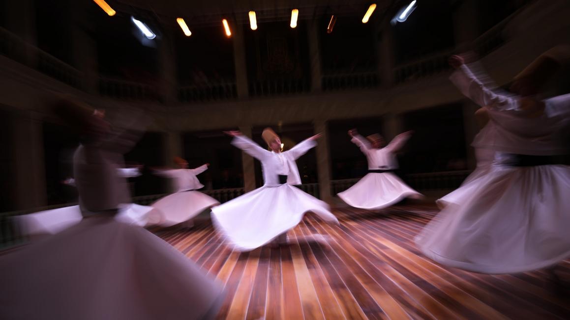 Ảnh: Các vũ công Derish xoay trong buổi lễ kỷ niệm 1