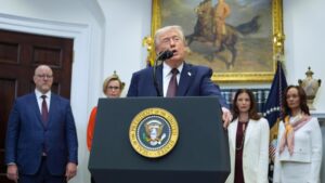 Tổng Thống Trump công bố thỏa thuận giảm giá thuốc với 9 hãng dược