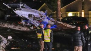 Máy bay nhỏ rơi xuống khu dân cư ở New Hampshire 33 Máy bay nhỏ rơi xuống khu dân cư ở New Hampshire